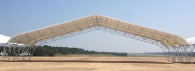China Edificios aflautados de acero prefabricados del hangar de los aviones del braguero con el palmo grande en venta