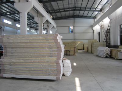 China El panel de bocadillo aislado del sitio limpio de Ppgi 42kg/M3 del sitio del congelador en venta