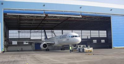 Cina Singoli hangar per aerei d'acciaio della baia PEB con le porte elettriche del Rotolo-su in vendita
