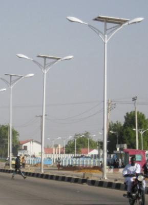 China 9W 60W a la calle accionada solar comercial postes ligeros con el brazo doble en venta