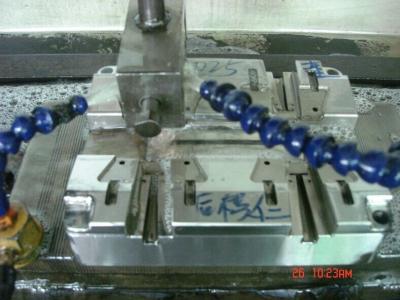 Chine Conception en plastique 718H de moulage par injection en métal d'ug de DAIDO pour des produits de sécurité à vendre