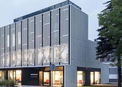 Chine Combinaison perforée de façade de bâtiment en métal de fonction et d'esthétique pour la conception architecturale de façade à vendre