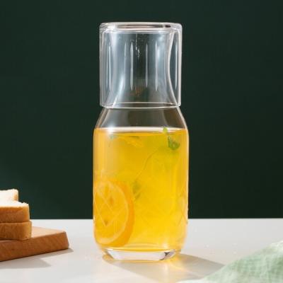 China Mano garrafa grabada sin plomo soplada de la cabecera de la jarra de cristal del agua de 30 onzas con la taza en venta