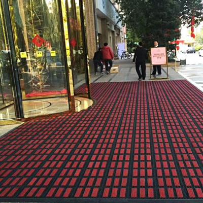 China Red Nylon PA Commercial Entrance Mats Modular Interlocking Floor Tiles 200X200 for sale