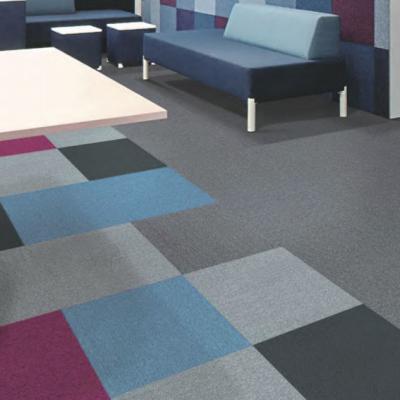 China La alfombra modular de la fibra de nylon teja el suelo comercial de la alfombra en venta