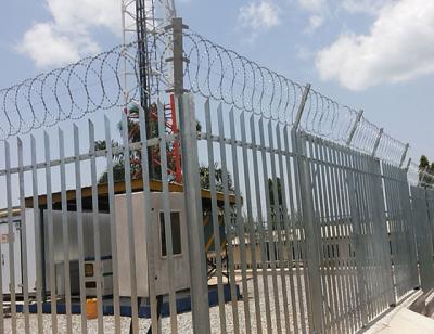 China El CE galvanizó el envejecimiento del metal 2,4 M High Fence Panels resistente en venta