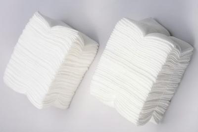 中国 セリウムISOの柔らかい表面の生殖不能の綿のガーゼは医学の圧縮機械の使い捨て可能なガーゼの綿棒にパッドを入れる 販売のため