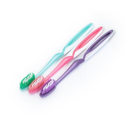 Chine Le doux d'ODM se raidit la brosse à dents de nettoyage profonde de brosse à dents en plastique adulte manuelle à vendre