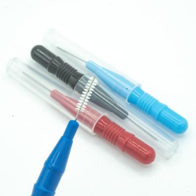 China Cuidado oral encajonado palillo colorido del cepillo interdental que limpia para el hogar en venta