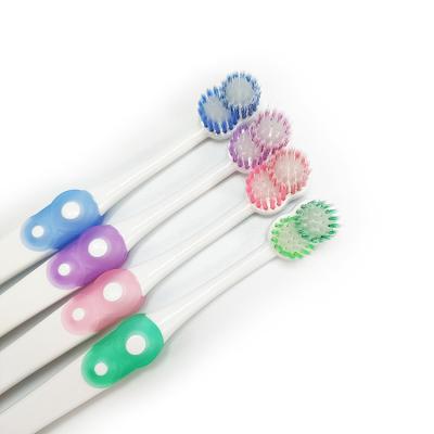 China Escova de dentes de limpeza profunda macia do acréscimo adulto da saúde para gomas sensíveis à venda
