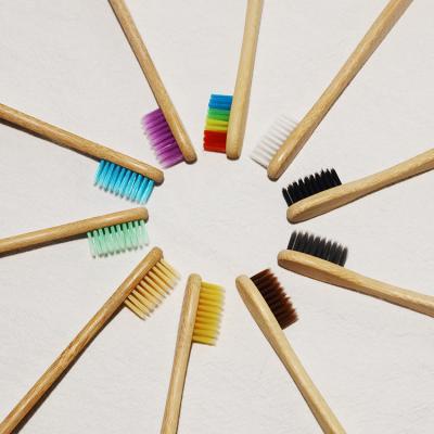 中国 自然な支持できるタケ歯ブラシは木炭柔らかい剛毛の歯ブラシを置いた 販売のため