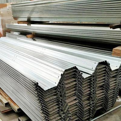 Chine Acier galvanisé par pièces de cadre en métal de serre chaude de gouttières de pluie pour le poly tunnel Geenhouse à vendre