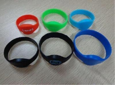 China Smart Customized 13.56Mhz RFID NFC Silicone Wristband for sale