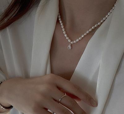 中国 42cmのS925銀製のペンダントが付いている自然な淡水の真珠のネックレス14.6gの鎖 販売のため