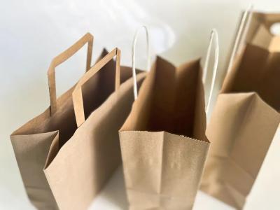 China Compras de papel de encargo del cumpleaños de Tote Bag Retail Flower Window del regalo de Eco Brown en venta