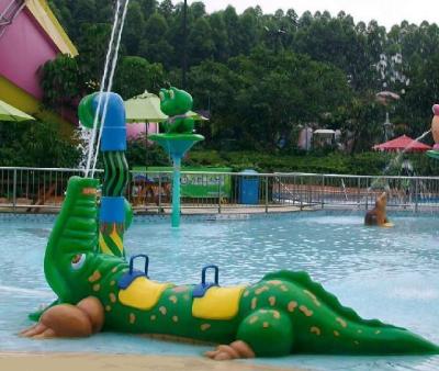 China Exciting Fiberglass Crocodile Spray Water Equipment For Children Play In Splash Park for sale