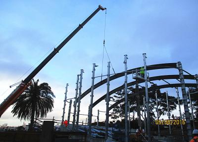 中国 シドニーの劇場の建築構造スチールQ355Bの等級によって曲げられる鋼鉄の梁 販売のため