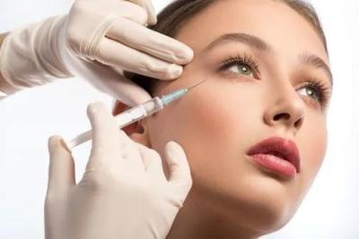 China Injectable Hyaluronic Acid Filler For Eyes Wrinkles Knee Injections Lips Breast Enlargement à venda