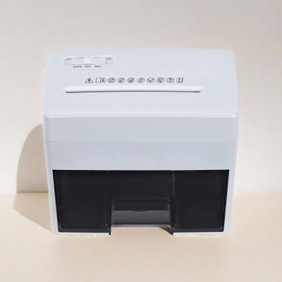 China 2.4L de capacidad de escritorio Micro Cut Shredder con función inversa en venta