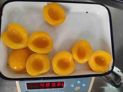 中国 Sweet Canned Yellow Peaches Canned Fruit With Natural Peach Ingredients 販売のため