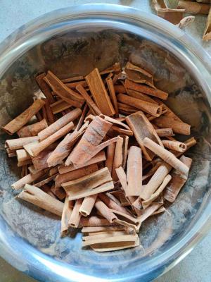 中国 Natural Brownish Yellow Cassia Cinnamon Long Sticks Authentic Herbs And Spices 販売のため