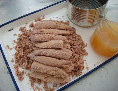 Chine Le thon de bonites délicieux a mis en boîte l'échine de bonito en huile de soja 1880g pour l'approvisionnement à vendre