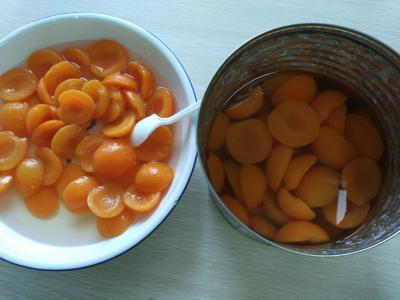 Chine Sun d'or a mis en boîte des moitiés d'abricot en sirop léger 2650ml/2500g 3 ans de durée de conservation à vendre