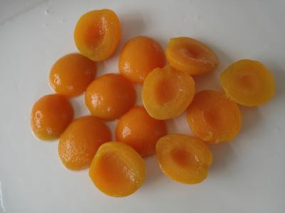 Chine l'étain 850ml/30oz emballé a mis en boîte des moitiés d'abricot dans le stockage normal de la température de sirop à vendre