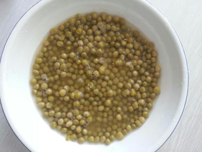China Nutrición conservada en agua, color verde oscuro conservado de los guisantes de olor de los guisantes partidos en venta