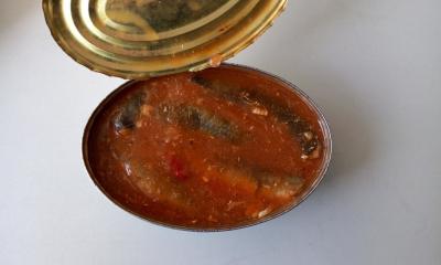 Chine Sardine en boîte dans le poids net 425G X de sauce tomate 24 étains grands/étain ovale à vendre