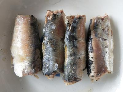 China pescados conservados 425g de la sardina con la escala en el aceite vegetal en venta