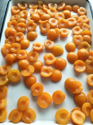 China Mitades peladas conservadas orgánicas del albaricoque de la comida enlatada de China en jarabe en venta