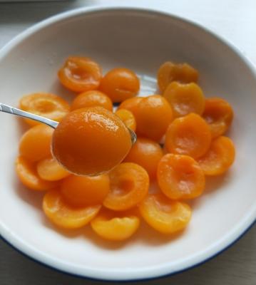 Китай Законсервированные половины абрикоса в светлом сиропе с свежим вкусом продается