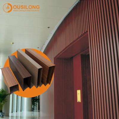 Chine Panneau de plafond linéaire suspendu par message publicitaire en métal de matériaux de plafond de profil d'U-aluminium de construction de bâtiments à vendre