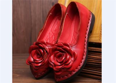 China Echte de schoenenmocassins van leerlofer voor vrouwen, Rubbermisstap op Veelkleurige Klinknagel Vlakke Hielen Te koop