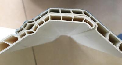 China Plastik-Apvc runzelte Polycarbonats-Deckung bedeckt Wärmedämmungs-Ton prüfen 930 Millimeter-Breite zu verkaufen