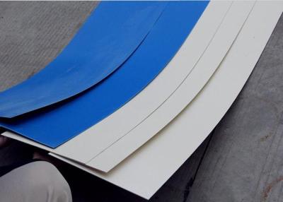 China 1,0 metros de techumbre plástica plana de la anchura cubren la película blanca que la prenda impermeable suave heló la hoja del Pvc en venta