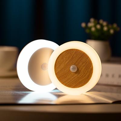 China Sensor de movimento LED do lado da cama Luz LED 4100K Usb Carregado Luz noturna à venda