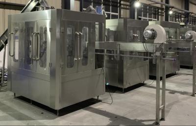 China Máquina de enchimento carbonatada automática da água, máquina de engarrafamento do refresco à venda