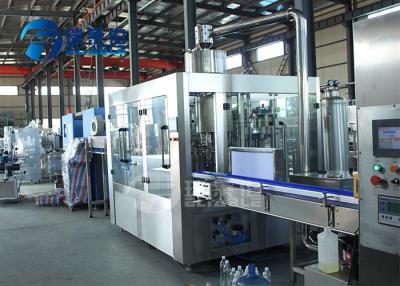 China Máquina de rellenar carbonatada de la bebida del acero inoxidable con la estructura compacta en venta