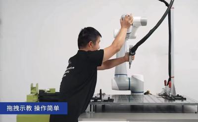 China robô cooperativo que apoia uma variedade de máquinas de soldadura do grosso da população e escala 1300mm à venda
