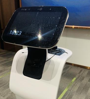 中国 ホテルのドアボーイ スマートなサービス ロボット温度の測定35Wの自己の充満ロボット 販売のため