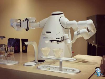 China El robot artesanal de la CA 100V del robot de la máquina automática del café hacer vierte sobre el café en venta