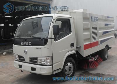 China camión del saneamiento de 4x2 Dongfeng, camión del limpiador de calle de 5000L 2000KG en venta