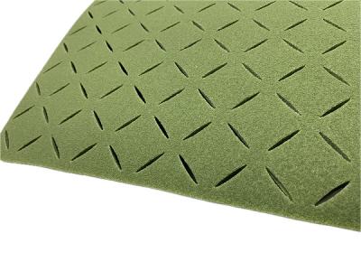 China 15 mm de hierba artificial prefabricada de capa blanda de drenaje perforado almohadillas de choque para campos deportivos en venta