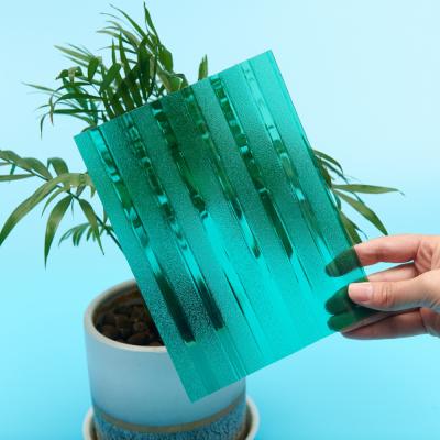 Chine Feuille gaufrée en polycarbonate de 4 mm Prismatique transparent à vendre