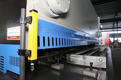 China tesoura hidráulica 3Meters da guilhotina da máquina de corte da placa de metal de 6mm/CNC à venda