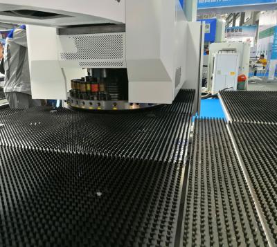 China agujero de la punzonadora de la torrecilla del CNC 30T que presiona con el sistema de Siemens de 32 estaciones en venta