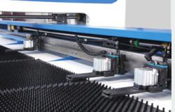 中国 200KN 300KNの自動穴あけ器機械、CNCの油圧タレットの穿孔器出版物 販売のため