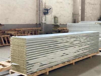China Los paneles de bocadillo aislados de aluminio del techo Rockwool 50m m en venta